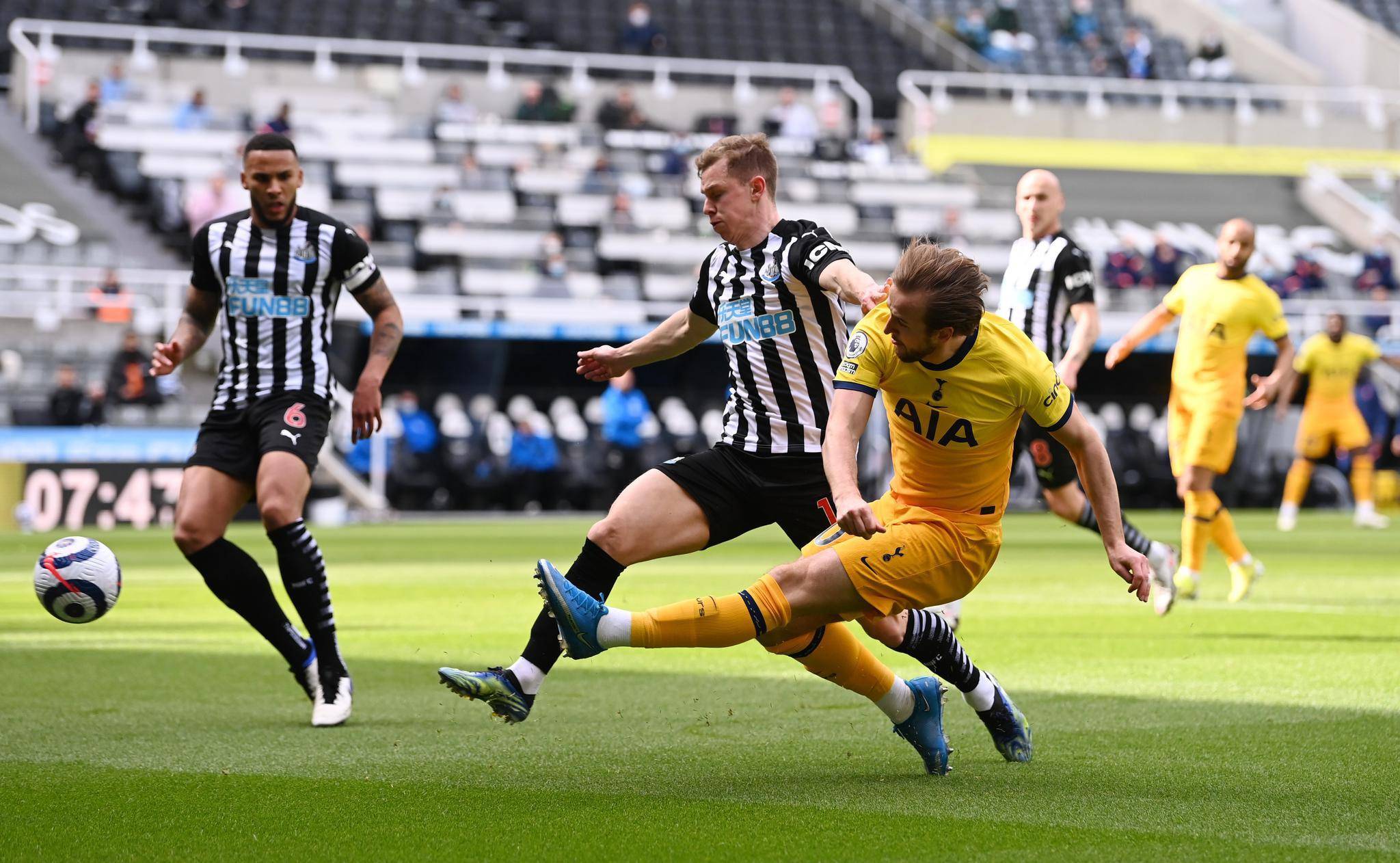 周六意甲焦点战：维罗纳迎战亚特兰大，保级压力与欧战野心的激烈碰撞！